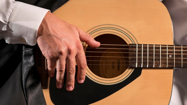 Foto gratuita artista che suona il primo piano della chitarra