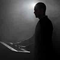 Foto gratuita artista che suona effetti di fumo e ombre al pianoforte