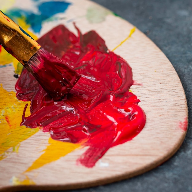 Collezione di oggetti di scena dell'artista sul tavolo