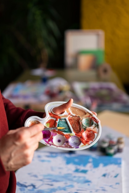 Artista che usa l'acquerello per dipingere la sua arte in studio