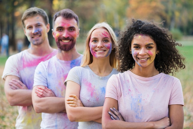 Free photo artistic posing at holi festival