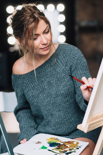 Free photo artistic woman working on canvas