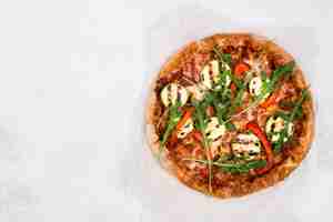 Free photo arugula pizza with white background