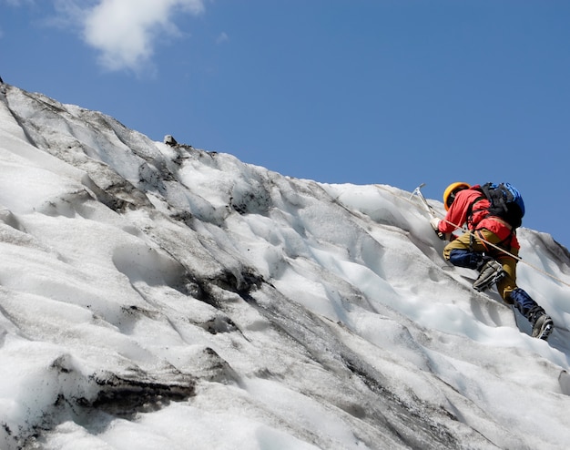 Foto gratuita alpinista ascendente