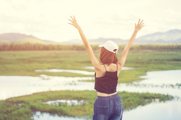 Foto gratuita asia ragazza rilassarsi nella natura