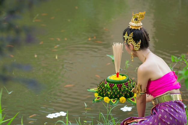 Бесплатное фото Азиатская женщина в тайском традиционном владении kratong. фестиваль лой кратонг