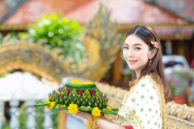 タイのドレスを着たアジアの女性伝統的なホールドクラトンロイクラトンフェスティバル