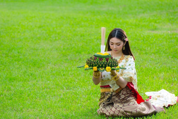 タイのドレスを着たアジアの女性伝統的なホールドクラトンロイクラトンフェスティバル