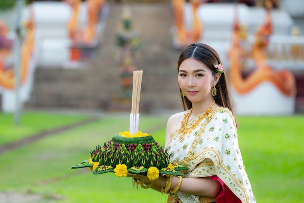 タイのドレスを着たアジアの女性伝統的なホールドクラトンロイクラトンフェスティバル