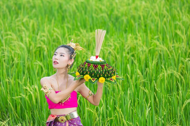 タイのドレスの伝統的なホールドクラトンのアジアの女性。ロイクラトンフェスティバル