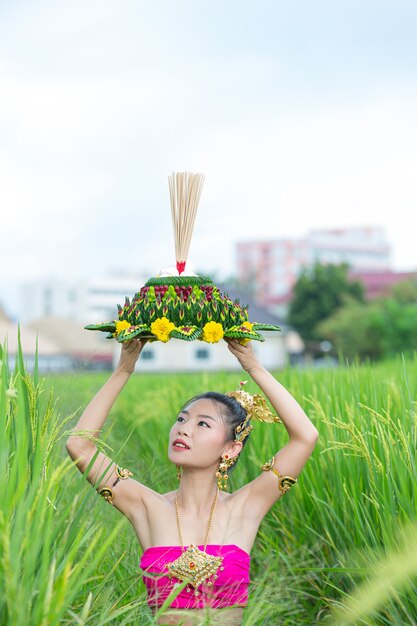 태국 드레스 전통 kratong 보류 아시아 여자. 로이 크라 통 축제