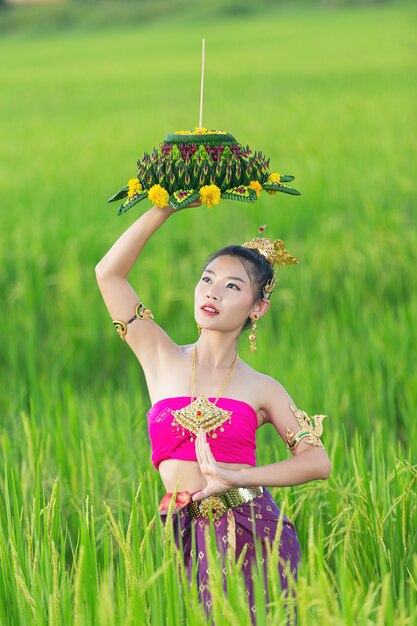 태국 드레스 전통 kratong 보류 아시아 여자. 로이 크라 통 축제