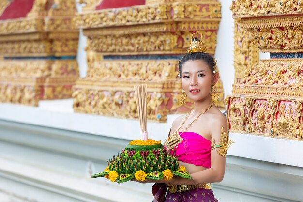 タイのドレスの伝統的なホールドクラトンのアジアの女性。ロイクラトンフェスティバル