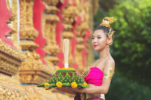 태국 드레스 전통 kratong 보류 아시아 여자. 로이 크라 통 축제