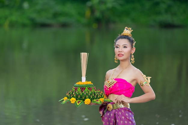 Foto gratuita donna dell'asia nel kratong tradizionale della stretta del vestito tailandese. festival di loy krathong