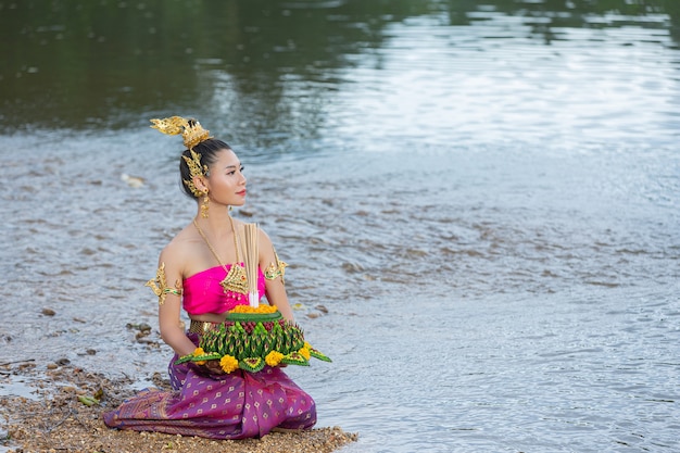 タイのドレスの伝統的なホールドクラトンのアジアの女性。ロイクラトンフェスティバル