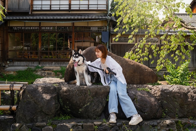 無料写真 屋外でハスキー犬を散歩するアジアの女性