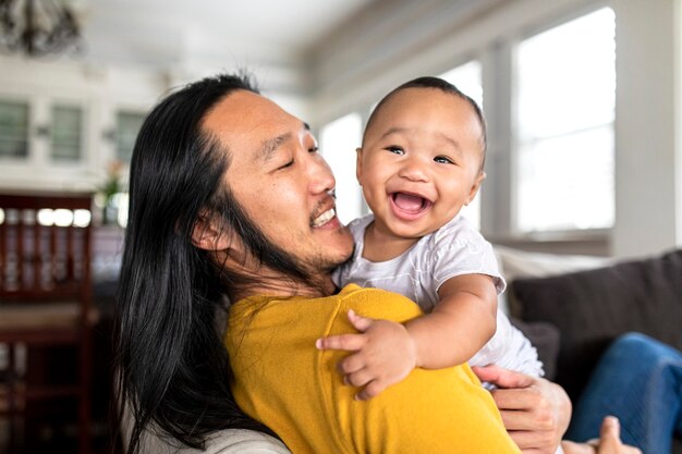 彼の息子を抱き締めるアジア系アメリカ人の父