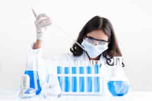 Бесплатное фото Азиатские красивые ученые-женщины в лаборатории проводят эксперименты с научным оборудованием в химико-биологических лабораторных испытаниях и исследованиях на белом фоне
