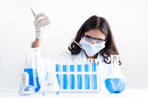 Asian beautiful scientists woman in lab conduce esperimenti con apparecchiature scientifiche in test di laboratorio chimico biologico e ricerca su sfondo bianco