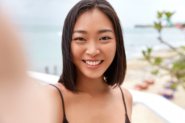 アジアの美しい女性は、selfieを作る