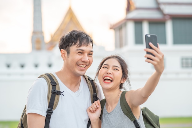 Азиатская пара блоггеров путешествует в Бангкоке, Таиланд