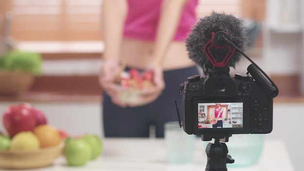 アジアのブロガーの女性は、vlogをダイエットや減量する方法を作ります。