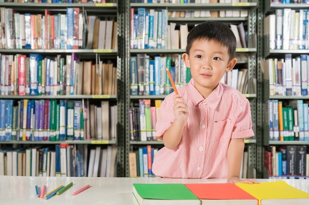 図書室の学校でアジアの男の子