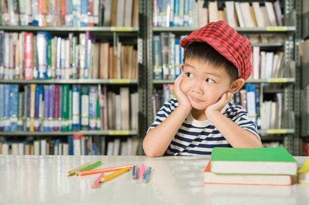 図書室の学校でアジアの男の子