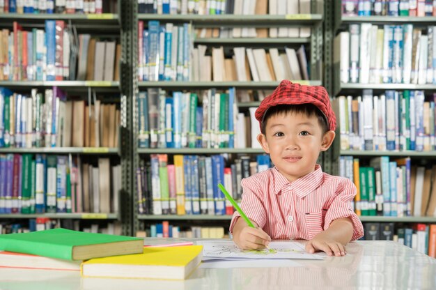 図書室の学校でアジアの男の子