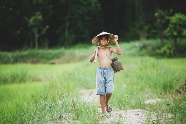 田舎のアジアの少年生活