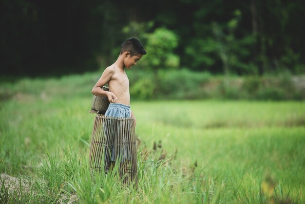 田舎のアジアの少年生活