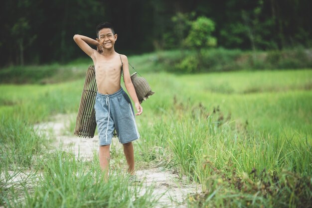 Азиатская жизнь мальчика на сельской местности
