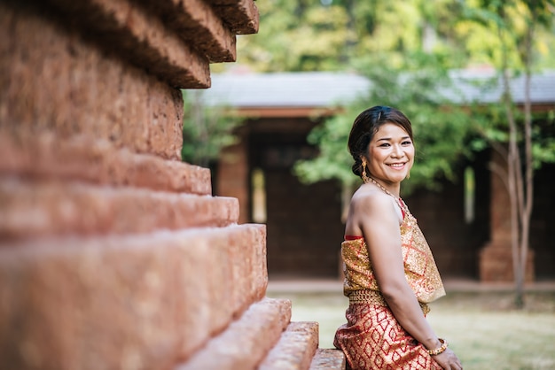 Foto gratuita sposa asiatica che invia nel vecchio tempio