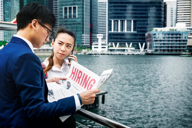 Gente di affari asiatica in una città che lavora insieme