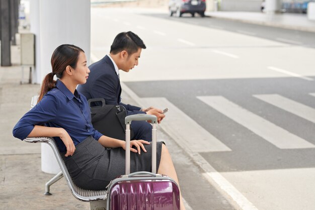 공항에서 택시를 기다리는 아시아 기업들