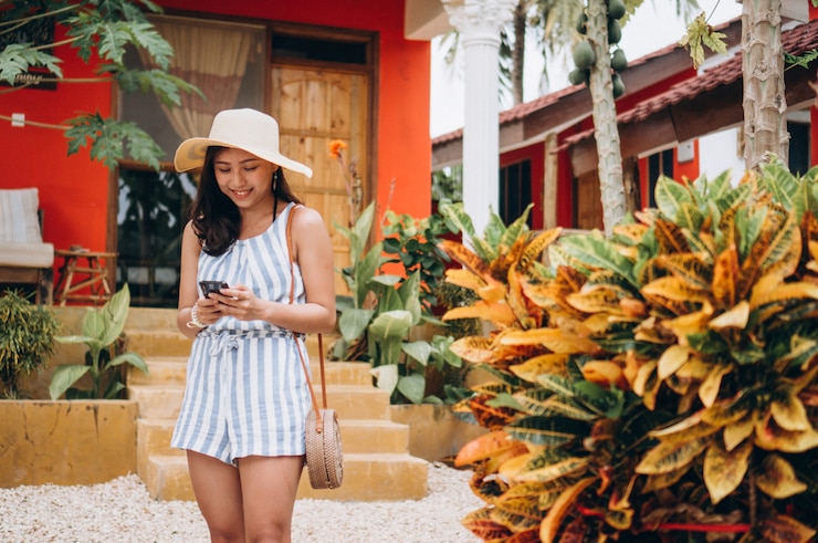 無料Photo アジアビジネスの女性が電話で話している休暇に