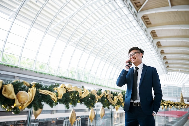 Foto gratuita uomo d'affari asiatico al telefono