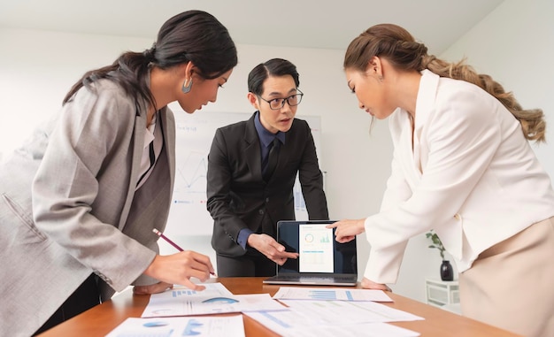 Free photo asian businessman presenting analysis cost graph to corporate colleagues in meeting in office