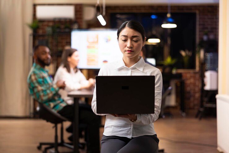Free Photo asian businesswoman strategizing marketing trends