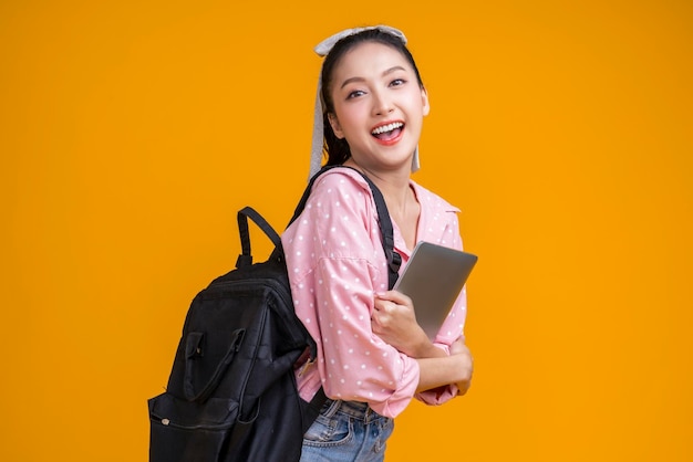 밝은 기쁨의 얼굴 표정을 짓고 있는 아시아 콜라주 여성 여성은 학교 생활을 할 수 있는 배낭을 메고 노트북 태블릿을 들고 긍정적인 젊은 아시아 여성의 자신감 넘치는 미소를 다시 학교 생활 방식으로 돌려보냅니다.