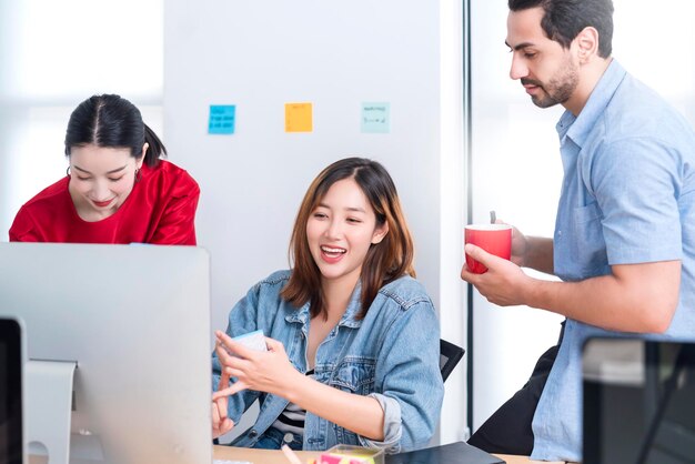 Азиатский коллега, мужчина и женщина, встреча в повседневной одежде, консультации, работа вместе с весельем и счастьем, успешный мозговой штурм на рабочем месте, концепция отношений деловых партнеров