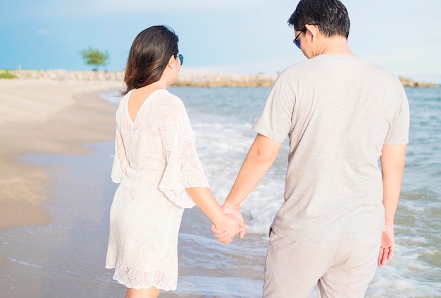 Free photo asian couple on beach