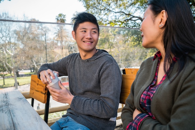 Free photo asian couple at coffee shop.