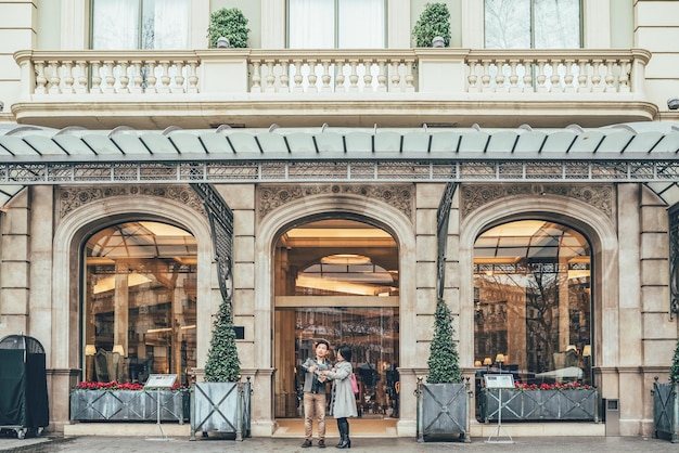 Free photo asian couple shopping flowers in barcelona