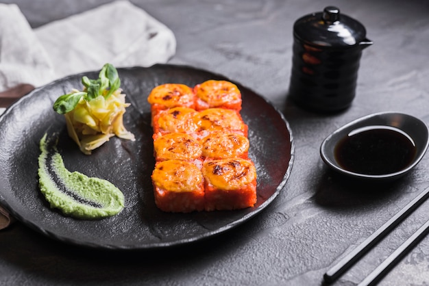 Бесплатное фото Азиатское блюдо с васаби и соевым соусом