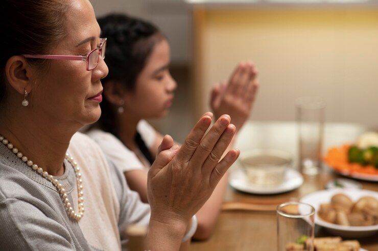 Free Photo asian family eating together