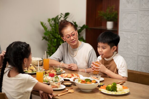 一緒に食べるアジアの家族