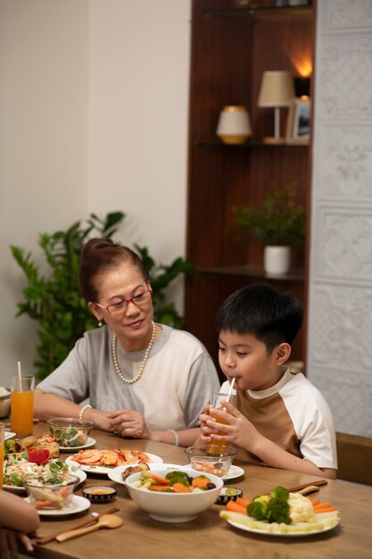 함께 먹는 아시아 가족