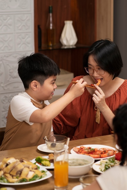 Foto gratuita famiglia asiatica che mangia insieme